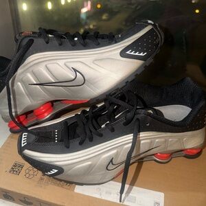 Nike Men's Black and Metallic Athletic Shoes